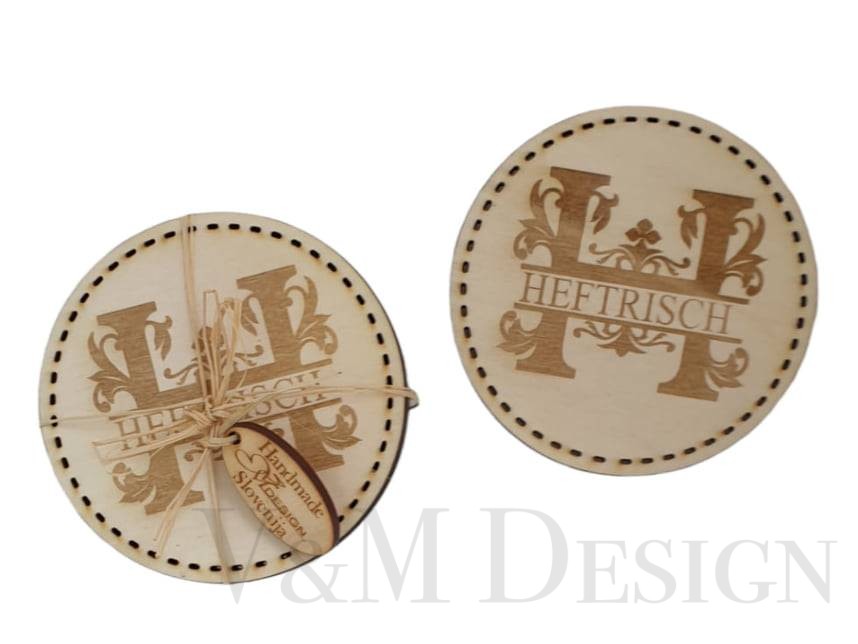 Leseni podstavki z vašim priimkom monogram