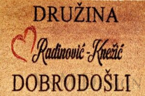 Predpražnik Družina napis po želji-z rdečim srčkom